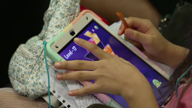 Distrito escolar decide que alumnos no deberían pasar tanto tiempo usando tablets ni...
