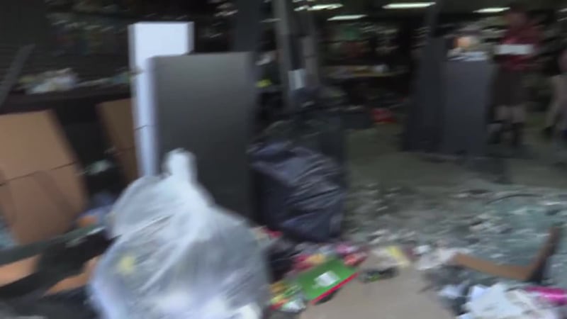 Empleados y clientes pasaron tremendo susto tras el impacto de un vehículo todoterreno contra...