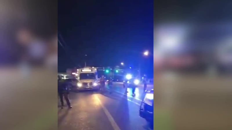 Captan video de megaoperativo de ICE y otras agencias federales en sitio nocturno. Testigos...