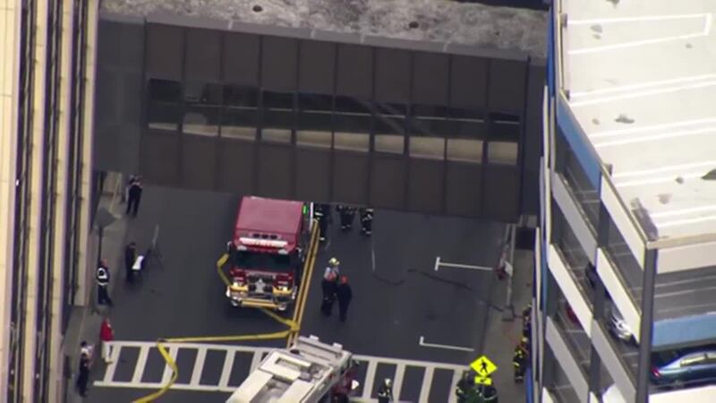 Se viene abajo parte de un estacionamiento luego de que algunas placas de concreto colapsaran....