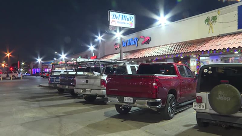 Baleado de muerte en el estacionamiento de restaurante hispano de mariscos. Familiares...