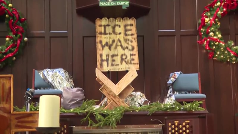 Iglesia muestra el nacimiento sin Jesús, María ni José, pero con el cartel "ICE estuvo aquí"